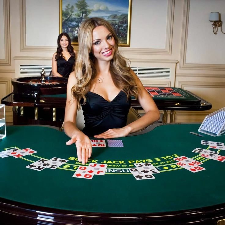 Dealer live casino taxibet sedang berinteraksi secara real-time dalam permainan baccarat